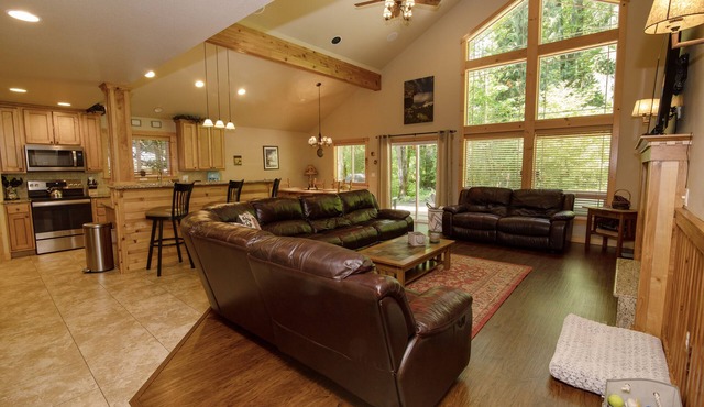 Mt Hood Village! Close to Golf and Skiing. Hot Tub+Dog Friendly