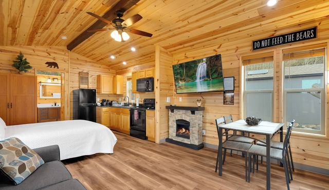 Mt. Lemmon Hotel Pet Friendly Cabin #3