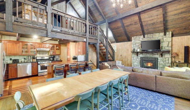 ⛰⛵️⛱Mt. Maplewood Lodge❤️Seasonal Specials ☆Poconos☆Cabin☆Hot⛷Tub☆Game Room☆