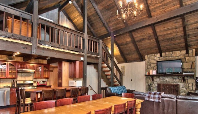 ⛰⛵️⛱Mt. Maplewood Lodge❤️Seasonal Specials★3BR★Poconos★Hot⛷Tub★Game Rm★