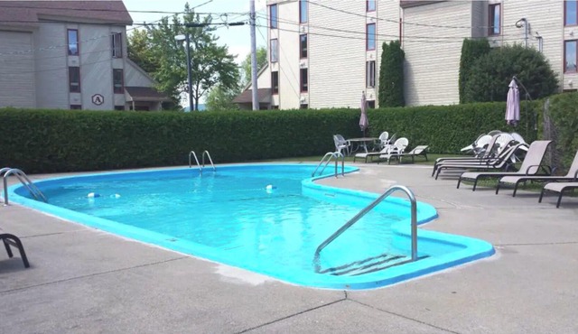 Mt-Orford ski 8.5Km. Walk to old Magog! Lake view w/pools, hot tub, sauna! Quiet