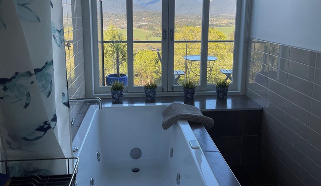 Mt Rael Healesville Suite 1 The Zar - Stunning views & spa