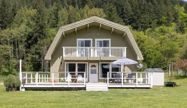 Mt Rainier,BestHome to stay!4Bedroom 2Bath Sleeps10,AC,Hot tub,Car,RV parking,
