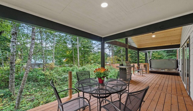 Mt. Rainier Cabin: Sauna-Hot Tub-WiFi-EV