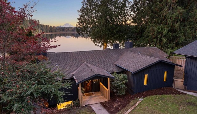 Mt Rainier Lakefront · Hot Tub · Kayaks · Sleep 11