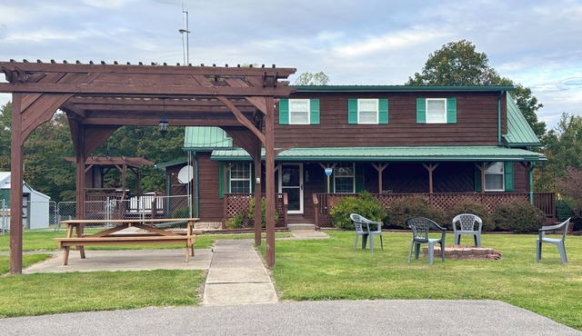 Mt Ridge Cabin, peaceful and serene! Spacious 4 bedrooms! New hot tub!