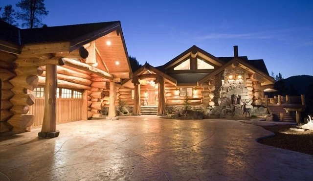 Mt Shasta Majestic Retreat - Luxury Log Home w/Spectacular Mountain & Lake Views