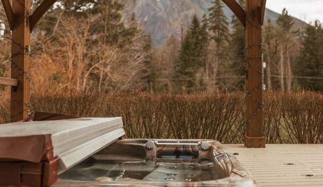 Mt Si Bungalow~Hot tub & View Mt Si!