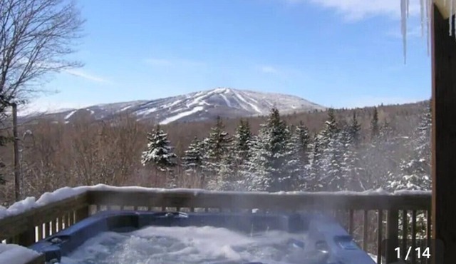 Mt. Snow Ski Chalet: 1 mile from slopes & hot tub on deck with view of Mt. Snow