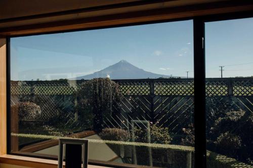 Mt Taranaki Vista - rural escape with scenic views