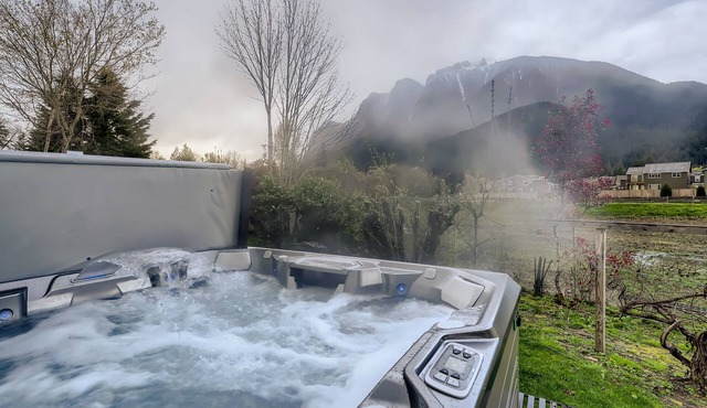 Mt View 3 Level Romantic Getaway Suite- North Bend