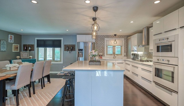 Mt Washington Oasis, minutes to NFL Draft -N Shore with parking & 3 full baths !