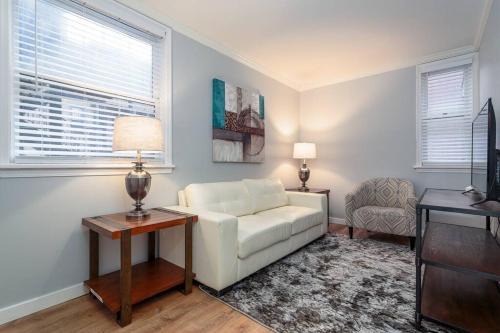 MTM Fully Furnished Rental in Old Town - 2 Beds