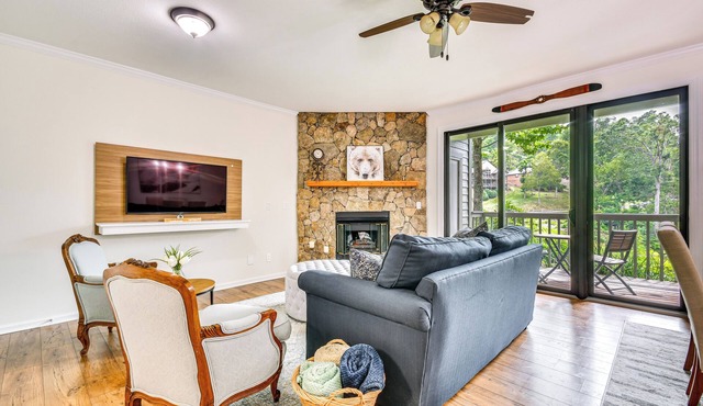 Mtn Cabin w/Balcony & View in Burnsville!