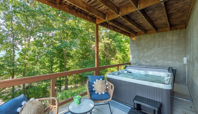 Mtn Cabin with Views, Hot Tub+Grill, Wood Stove, WiFi, Private & Close to Town.