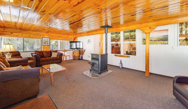 ‘Mtn Gate Guest House’ ~ 6 Mi to Shasta Lake!