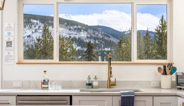 Mtn & Lake Views, Hot Tub, Dog Friendly, Chef's Kitchen, 5 min to Main St Breck