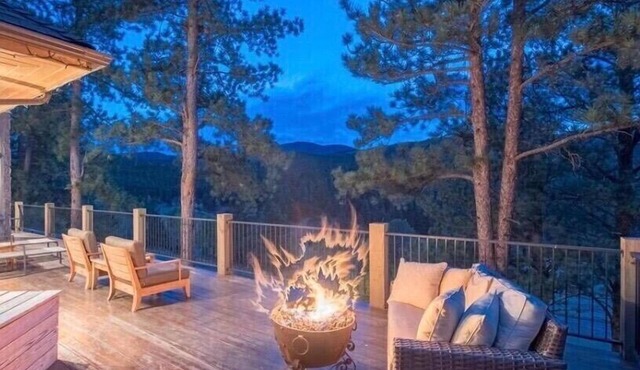 Mtn Luxury executive home 10 private acres-Privacy, Views, Outdoors lifestyle!.