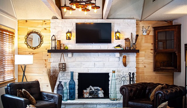 Mtn Modern Couples Retreat PetFriendly;FencedYard;Lake;Beach;Pool;JimThorpe;Ski