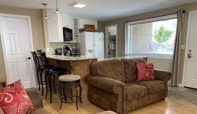 Mtn Quiet Ground Floor, Fast WiFi, Hot tub, Hike Trails, Bike, Vege's, BEST STAY