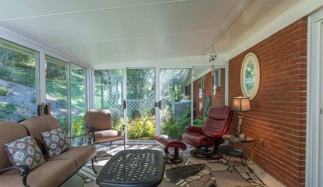 Mtn Retreat~Mins to Downtown Burnsville, WiFi+Grill, EV Level 2 Charger, Private