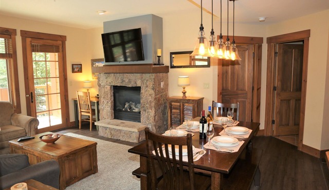 MTN. Thunder 2BR/2BA Corner Unit - 2 Queens in guest bedroom - 1 Block from Town