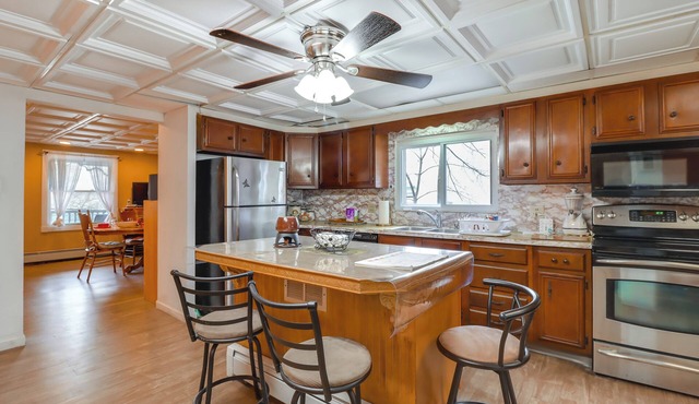 Mtn-view Balcony! Convenient Apt Near Jim Thorpe