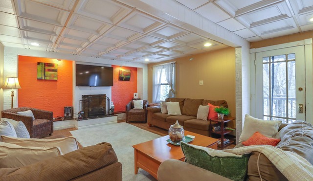 Mtn-View Balcony! All-Season Apt Near Jim Thorpe