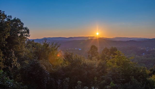 Mtn View Cabin 5 min to Downtown Blue Ridge w/Hot Tub and Firepit, Pet Friendly!