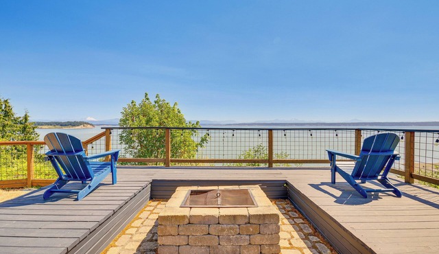Mtn-View Camano Island Retreat Overlooking Beach