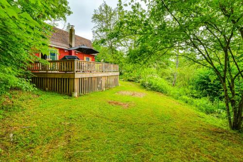 Mtn-View Deck & Grill: Creekside Catskills Cabin!