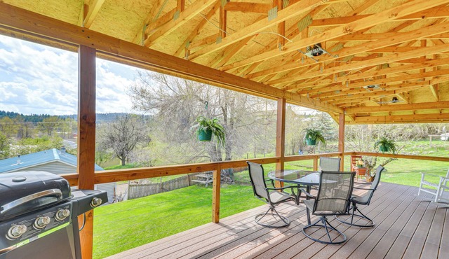 Mtn-View Eureka Apartment: Walk to Eateries!