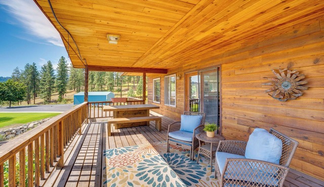 Mtn-View Getaway w/Spacious Deck in Republic!