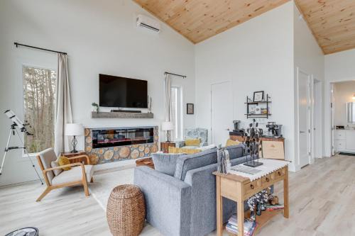 Mtn-View 'Hidden Falls' Cabin w/Hot Tub & Deck