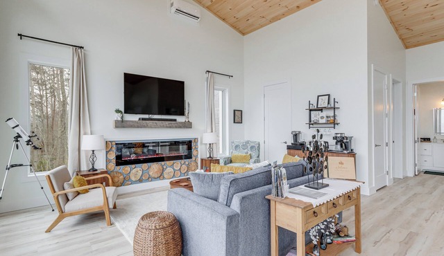Mtn-View 'Hidden Falls' Cabin w/Hot Tub & Deck