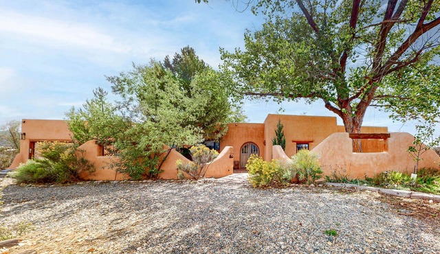 Mtn-view home with private hot tub, fireplace, private patio, grill, streaming