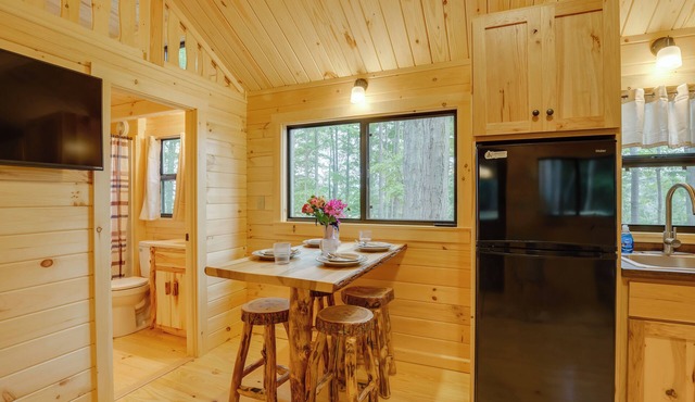 Mtn-View Middlebury Center Cabin: Deck & Grill!