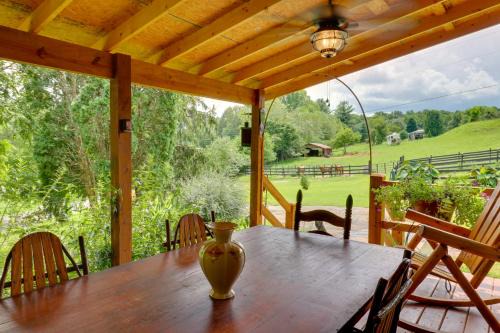 Mtn-View Warne Cabin: Hot Tub, Wine Cabinet!
