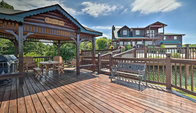 Mtn Views & Fire Pit: Rustic Piney Creek Cabin