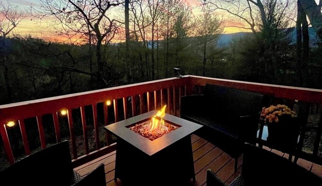 Mtn Views, Guests Rave:FamilyFriendly Cottage, GameRoom, Mins to Lake Laura