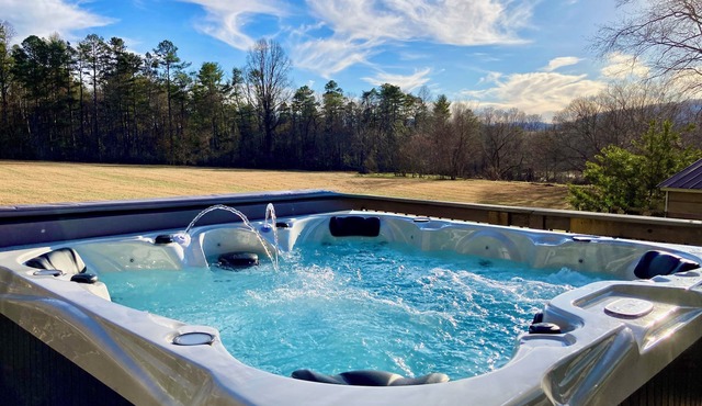 MTN Views/Hot Tub/Firepit/Near AVL, Hiking, Biltmore, French Broad River let in.