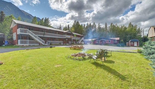 Mtn Views & Near River! Cozy Cooper Landing Haven