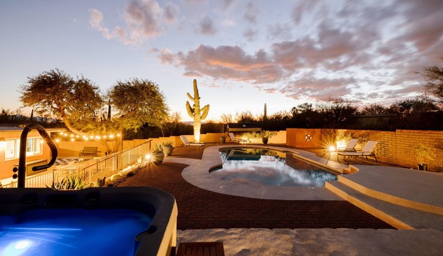 Mtn views, pool, hot tub, fire pit/2 King suites/game room/modern & luxe