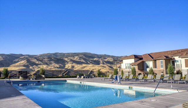 Mtn. Views, Pool, & HotTub | Luxury Northwest
