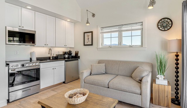 Mtn Views + Resort Perks: Cozy Cottage in Thornton