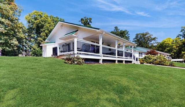 Mtn Views! Romantic Rural Retreat in Seymour