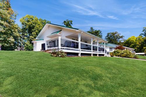 Mtn Views! Romantic Rural Retreat in Seymour