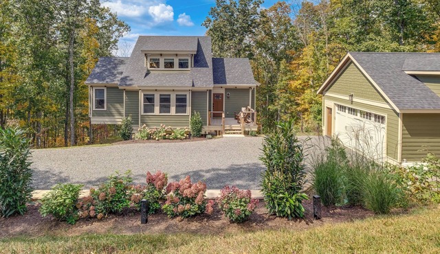 Mtn Views & Spacious Deck! Modern Caldwell Getaway