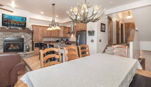 Mtn Vistas | Fireplace Suite