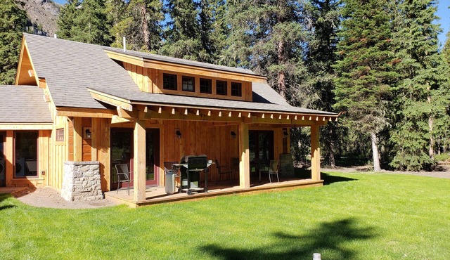 MTNLUX Guest House Creekside Sauna and Hot tub